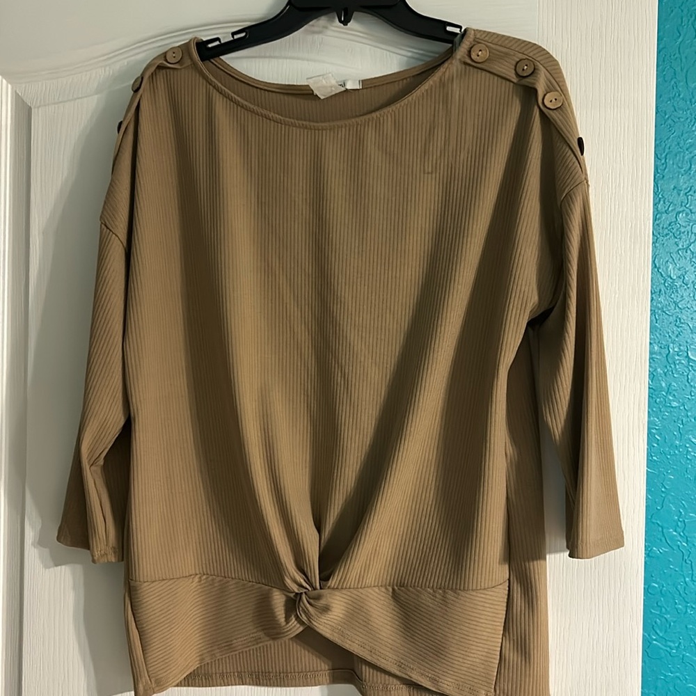 Women’s tan 3/4 sleeve shirt